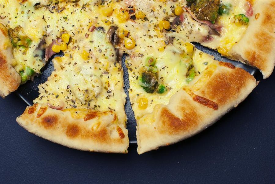 Verdure pizza topped with roasted vegetables
